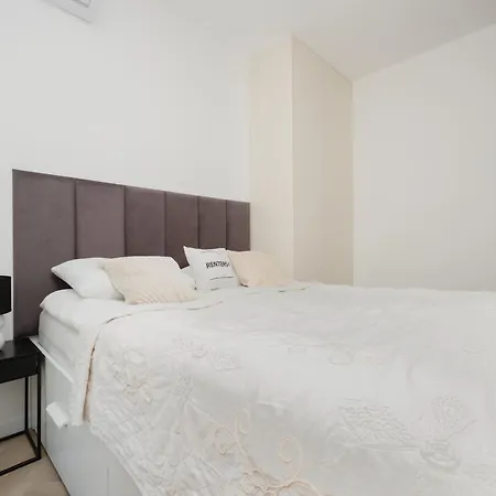 Elegant Mokotow With Balcony And Parking By Renters Appartement Warschau